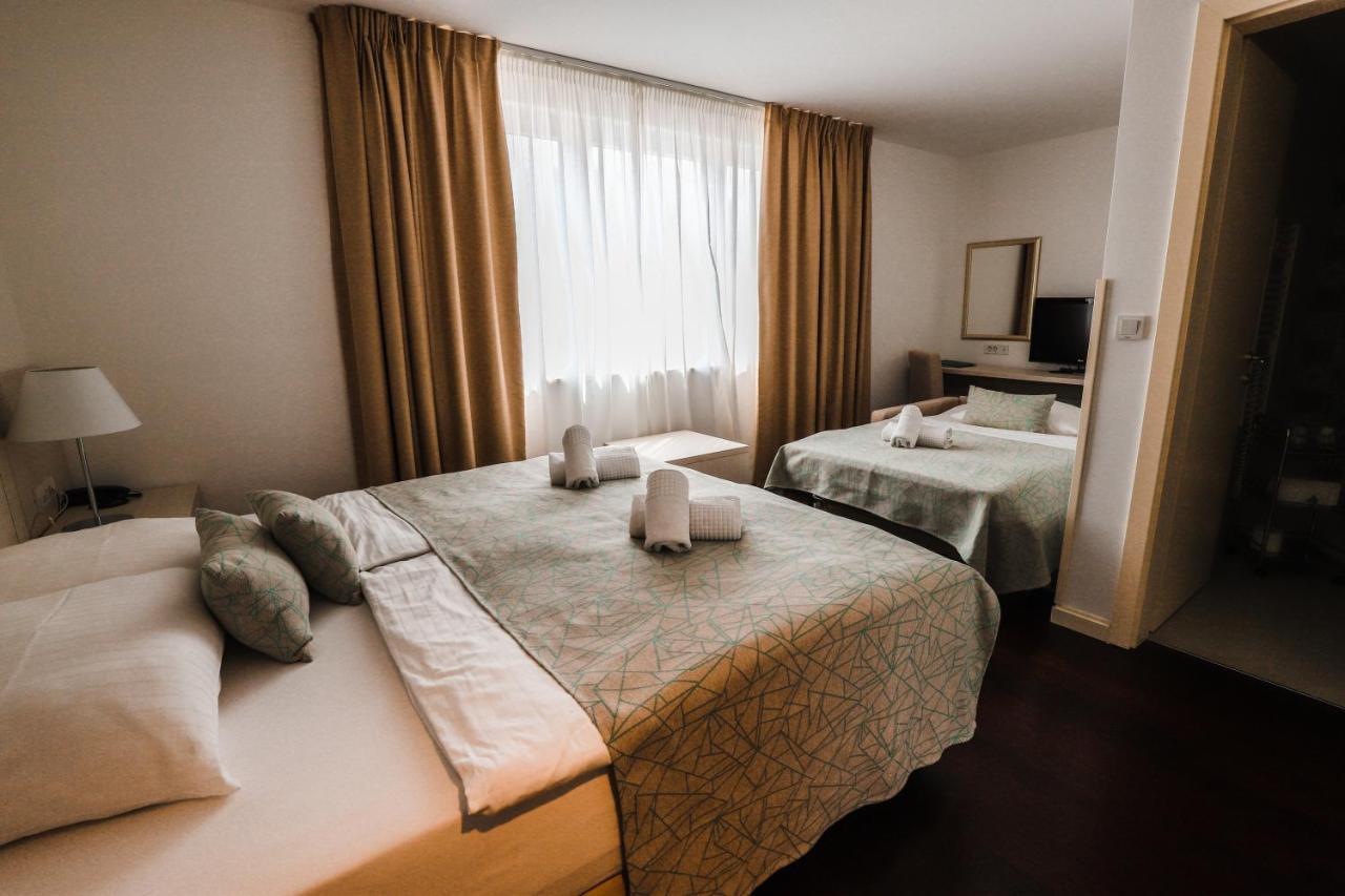 Hotel Borovnik Tisno Buitenkant foto