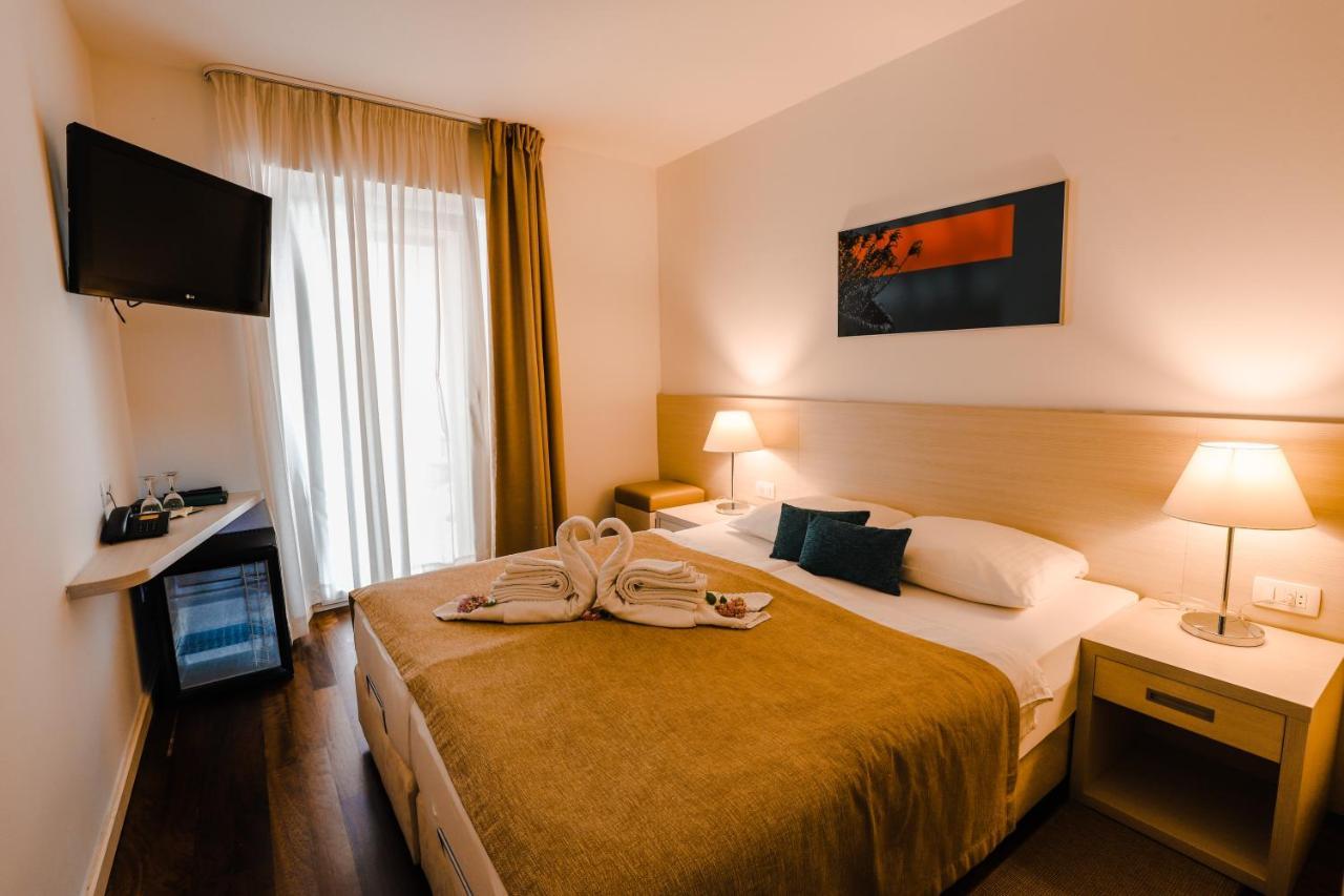 Hotel Borovnik Tisno Buitenkant foto