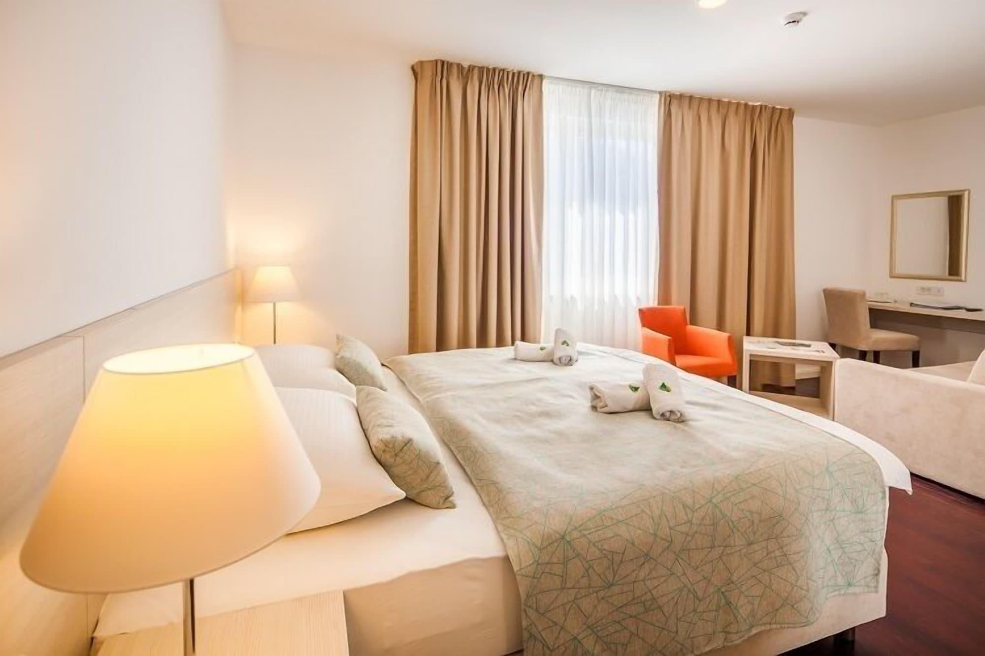 Hotel Borovnik Tisno Buitenkant foto