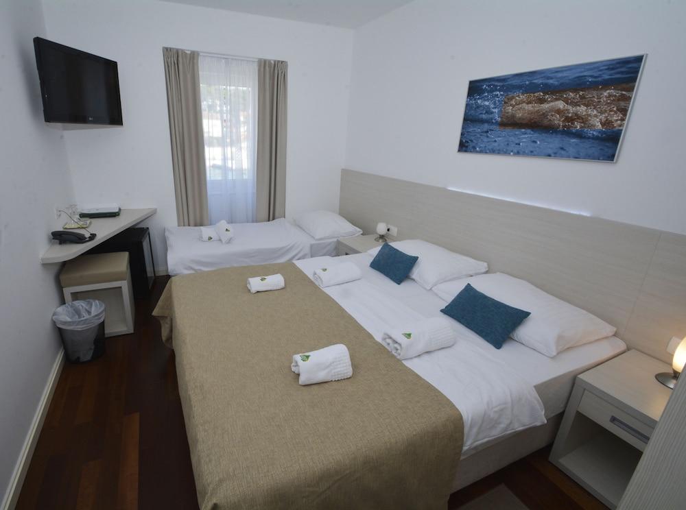 Hotel Borovnik Tisno Buitenkant foto