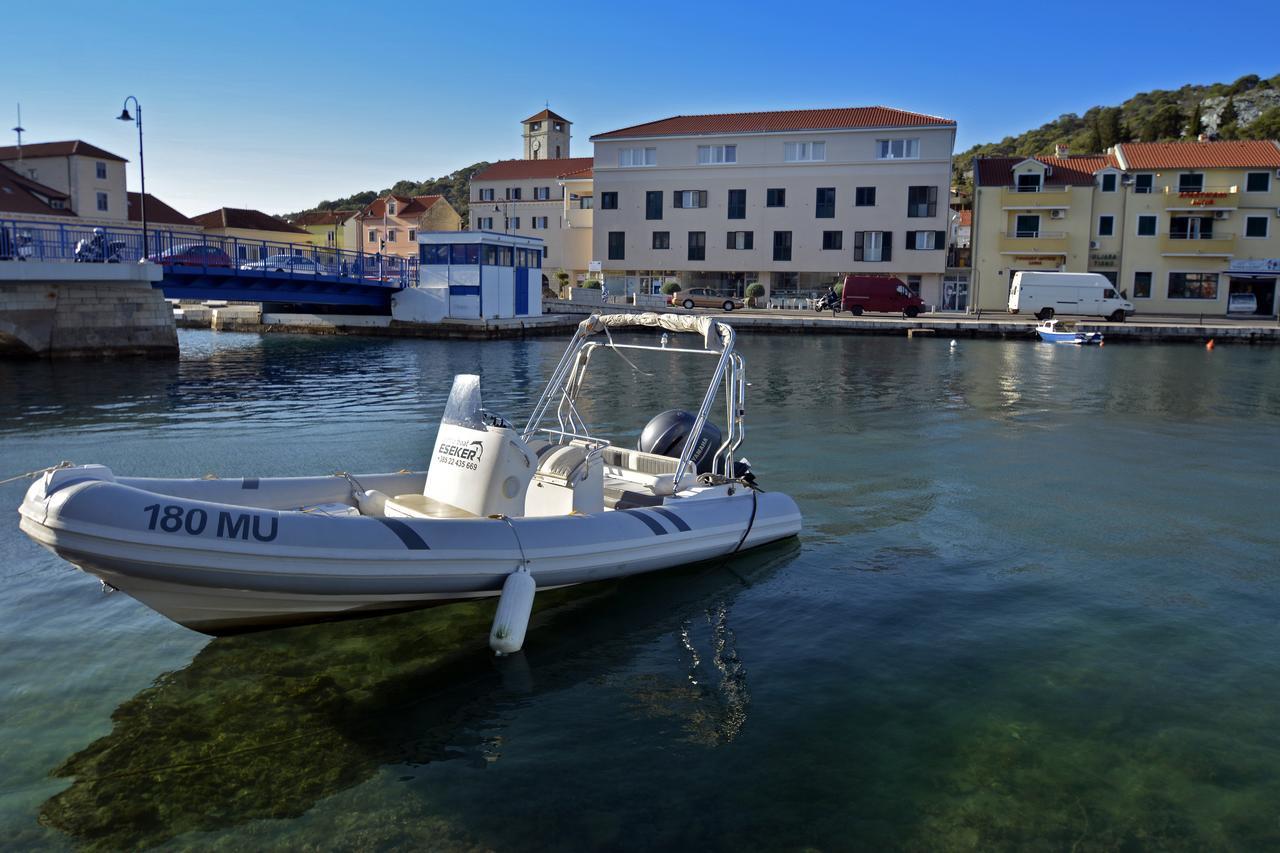 Hotel Borovnik Tisno Buitenkant foto