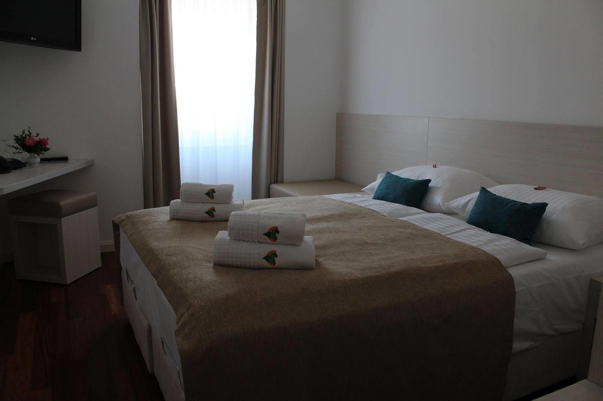 Hotel Borovnik Tisno Buitenkant foto