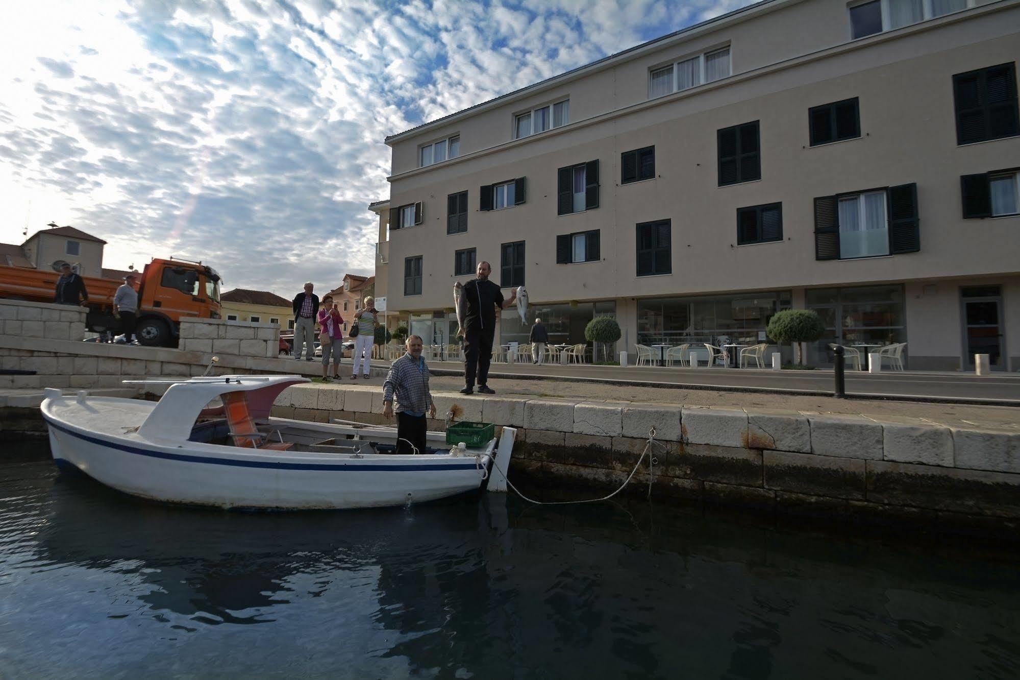 Hotel Borovnik Tisno Buitenkant foto