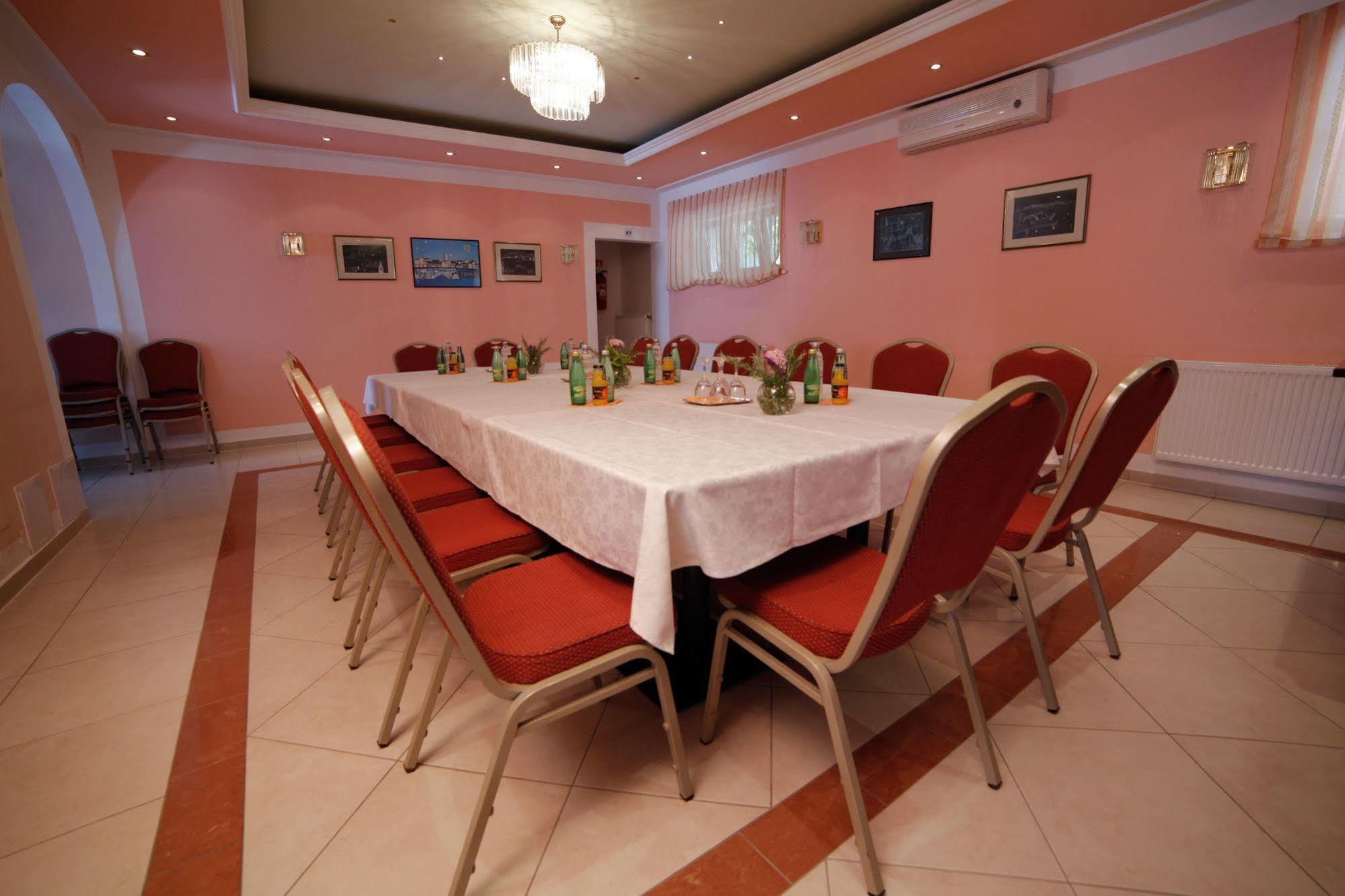 Hotel Borovnik Tisno Buitenkant foto