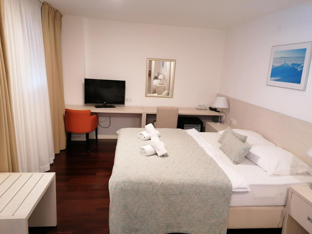 Hotel Borovnik Tisno Buitenkant foto